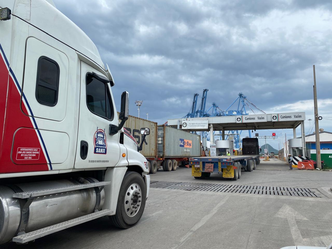 Camión de Transportes Sanji en maniobras portuarias